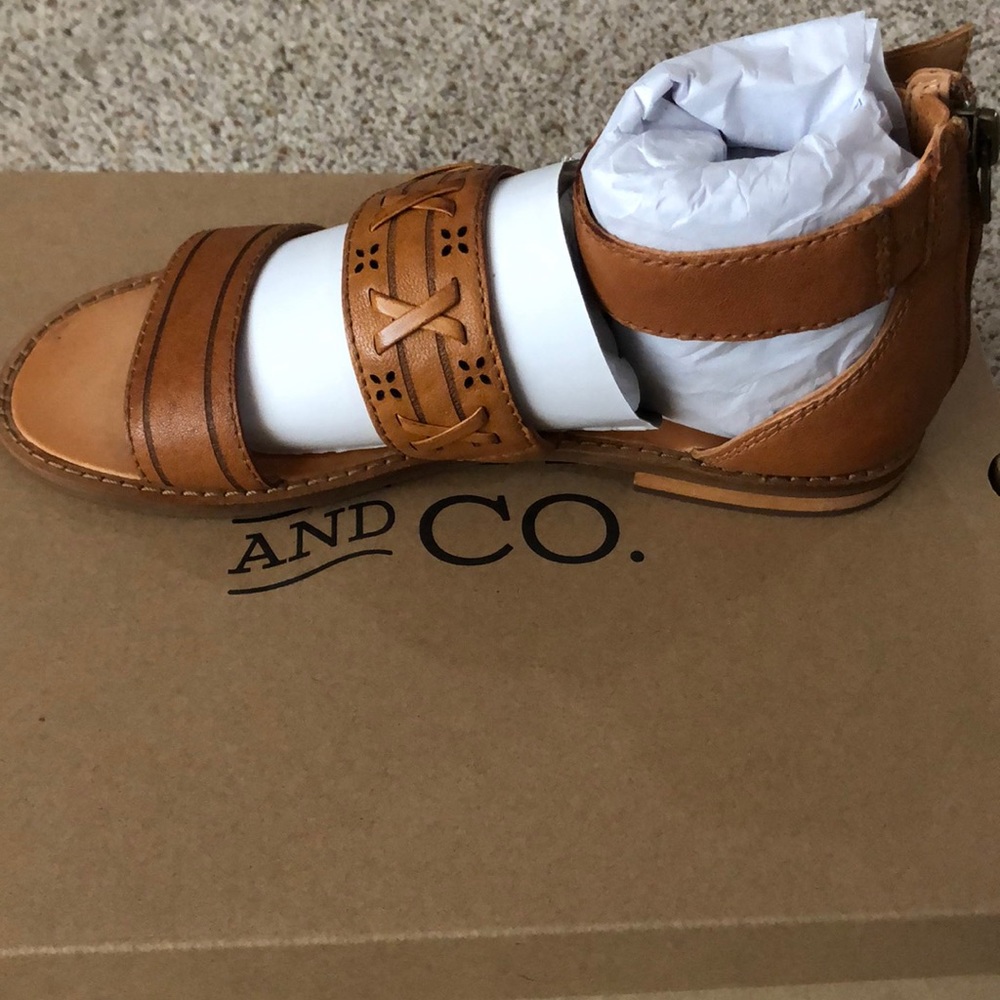 NIB Frye & Co Evie Whipstitch 2 Band Sandal